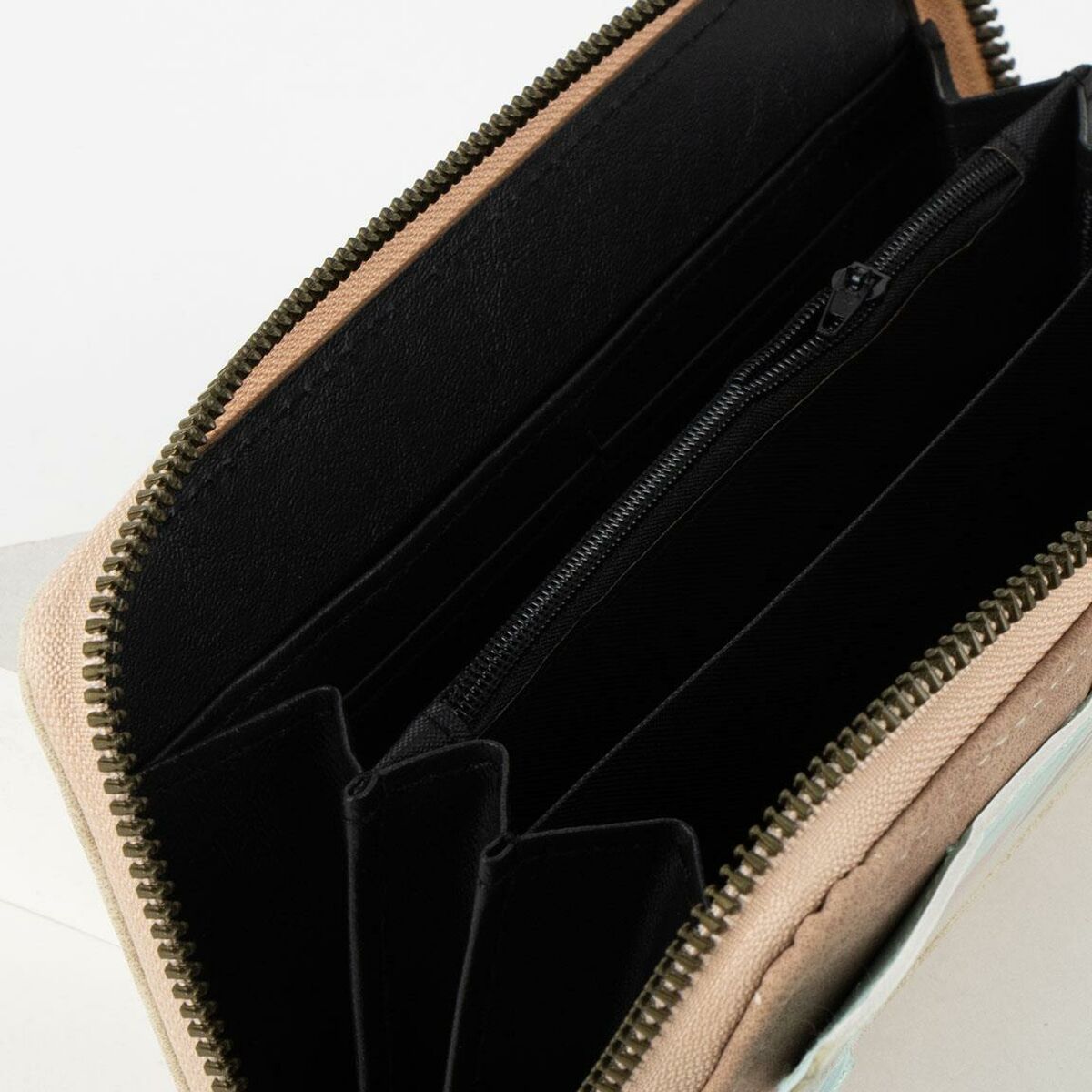 V4HB371828828E0438191E3903B92674546R7137708P5